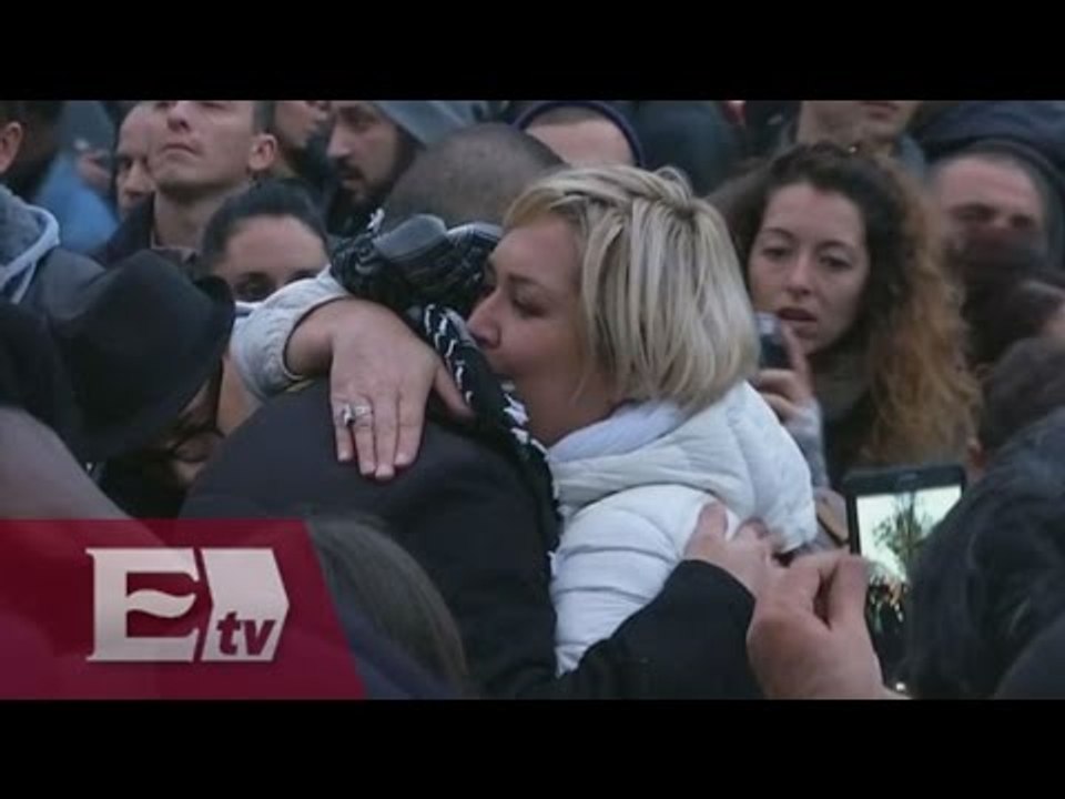Hombre musulmán regala abrazos en Francia / Vianey Esquinca