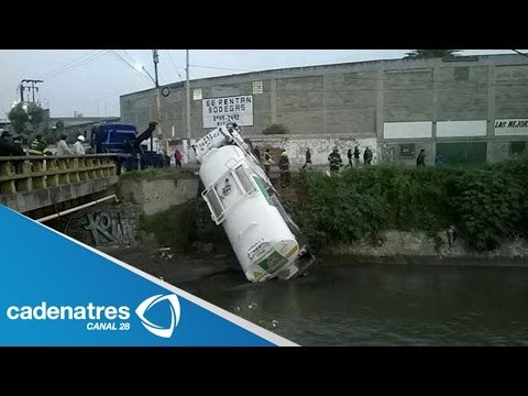 Vuelca pipa en canal de aguas negras de Naucalpan / Dump pipe in sewage canal Naucalpan