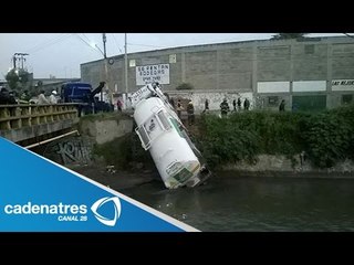 Vuelca pipa en canal de aguas negras de Naucalpan / Dump pipe in sewage canal Naucalpan