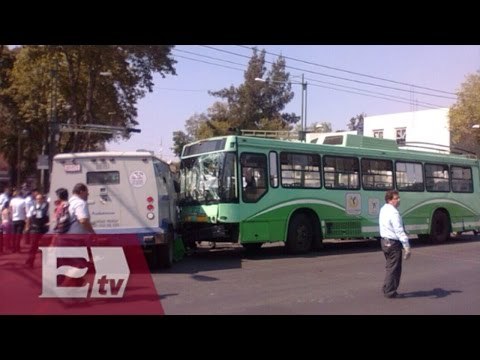 20 lesionados por choque entre camioneta de valores y Trolebús / Pascal Beltrán