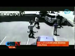 VIDEO: Delincuentes reciben golpiza al intentar asaltar a un hombre en EU