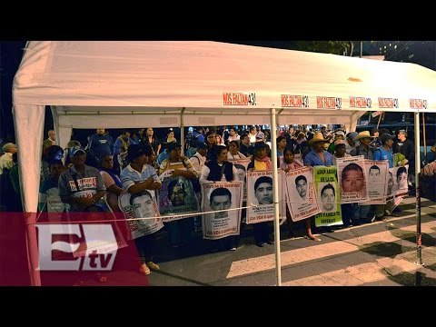 Plantón por normalistas desaparecidos en las cercanías de Los Pinos/ Vianey Esquinca