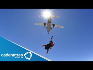 Manera inusual de saltar en paracaídas / Unusual way to skydive