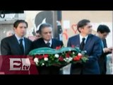 Funcionarios mexicanos colocan flores en homenaje a víctimas de atentados en París  / Ricardo Salas