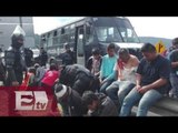 Chocan normalistas y comuneros con policías en Michoacán / Vianey Esquinca