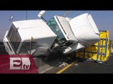 Volcadura trailer en Circuito Exterior mexiquense /Paola Virrueta