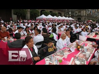 Más de cinco mil personas disfrutan la cena navideña en el Zócalo capitalino/ Atalo Mata