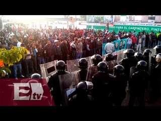 Enfrentamiento entre policías y profesores por evaluación docente en Oaxaca / Martín Espinosa
