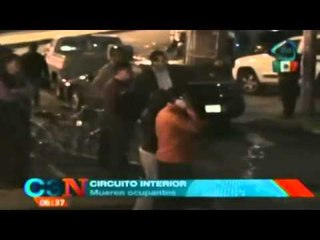 Camioneta conducida a exceso de velocidad choca y se incendia en Circuito interior