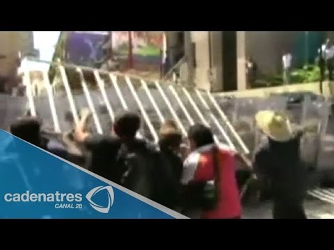 Enfrentamientos entre maestros y policías antimotines en Guerrero