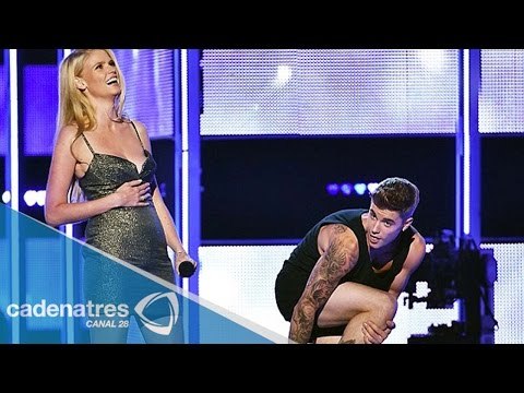 Justin Bieber se desnuda en Fashion Rocks 2014 / Justin Bieber Shirtless Presents