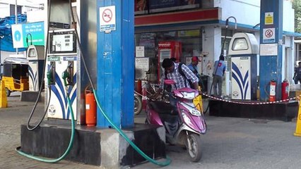 పెట్రో ధరలు దేశవ్యాప్తంగా తగ్గినప్పటికీ తెలంగాణలో మాత్రం భగ్గుమంటున్నాయి