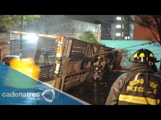 Trailer vuelca en la Avenida Aquiles Serdán