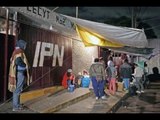 Alumnos toman clase afuera del plantel en paro del IPN