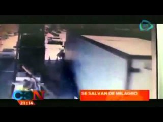 VIDEO: Integrantes de la sección 22 se salvan de milagro de morir atropellados
