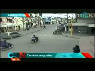 VIDEO: Motociclista distraído arrolla carriola con bebé abordo