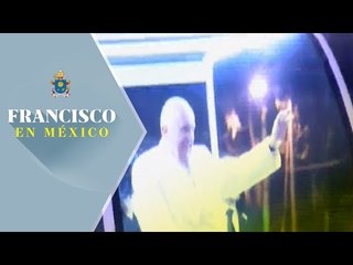 Скачать видео: Papa Francisco bendice a asistentes en su recorrido / Papa Francisco en México