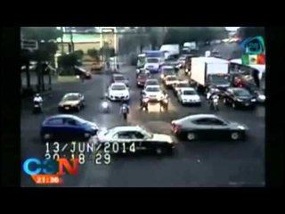 Revelan video de un asalto a motociclista en calles capitalinas