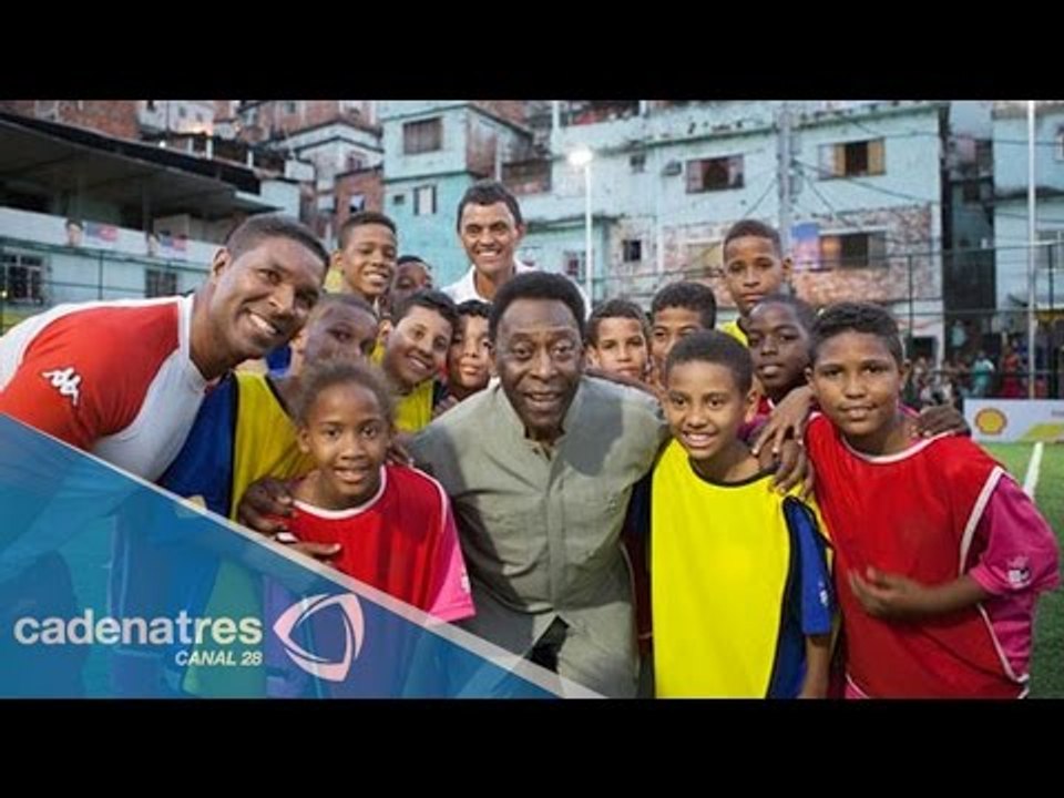 Cancha de fútbol en Río de Janeiro se ilumina con el movimiento de los jugadores