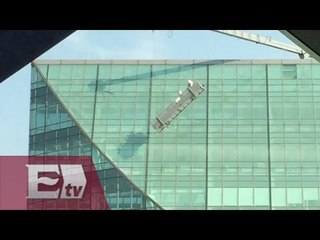 Trabajadores quedan colgados a 255 metros de altura en la Torre Mayor / Pascal Beltrán