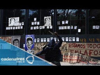 Manifestantes causan daños a la fachada de la PGR
