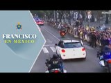 Fieles ovacionan al papa Francisco en su trayecto hacia el AICM