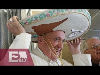 Papa Francisco arranca su viaje rumbo a México con sombrero de charro/ Yazmín Jalil