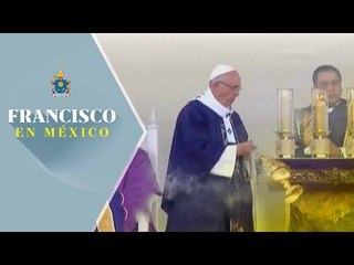 Papa Francisco inciensa el altar durante la misa en Ciudad Juárez