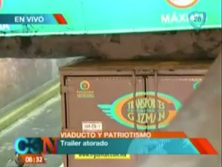 Tráiler se queda atrorado en puente a la altura de Viaducto y Patriotismo