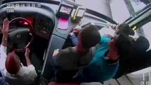 Halk Otobüsü Şoförü ile Yayanın Yol Verme Tartışması Kamerada