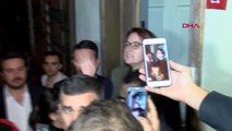 İYİ Partililer, Meral Akşener'e Destek Vermek İçin Evinin Önünde Toplandı