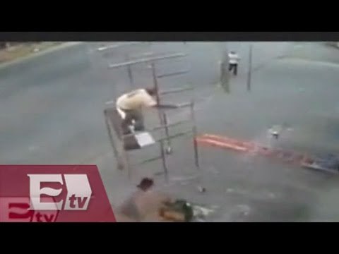 Aparatosa caída de trabajador desde un andamio / Yuriria Sierra