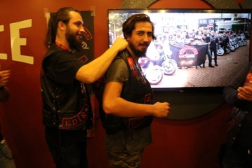 Bu Yeleği Giymek Cesaret İster