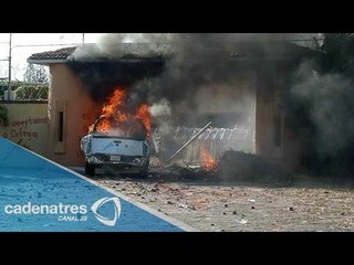 Ceteg y normalistas derriban puerta en Casa Guerrero
