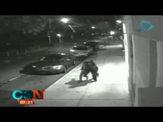 IMPRESIONANTE!! Cámara capta momento justo en que una mujer es secuestrada en EU