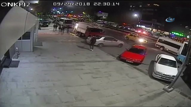 Tek yumrukla devirip , cep telefonunu gasp ettiler... O anlar kamerada