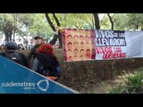 Manifestantes protestan frente a PGR; piden el regreso de normalistas desaparecidos