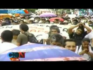 Miles en Acapulco reclaman con vida a normalistas