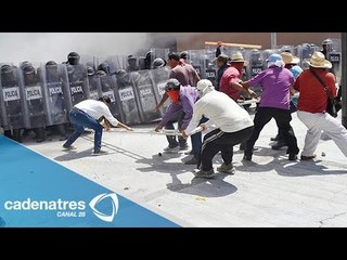 Maestros se enfrentan con policías de Guerrero (VIDEO)