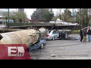 Operan a mujer lesionada por caída de espectacular en Metepec, Edomex/ Vianey Esquinca
