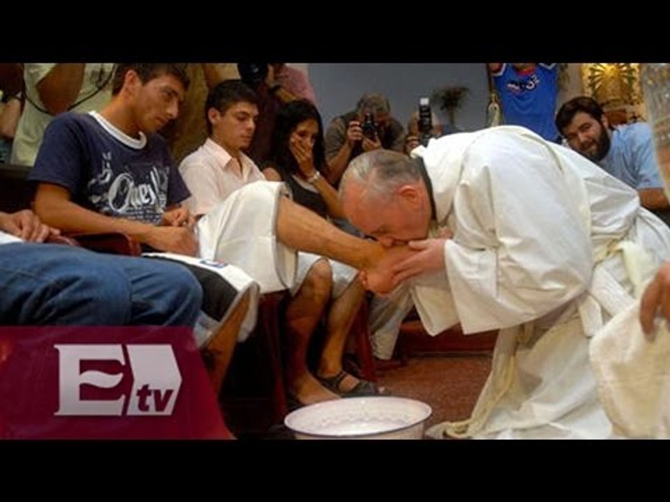Papa Francisco lava los pies de refugiados de diferentes religiones / Atalo Mata