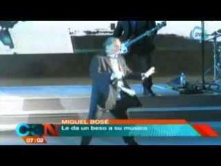 Miguel Bosé besa en la boca a su guitarrista en pleno concierto