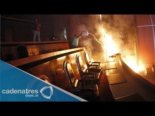 Maestros incendian 3 autos en Congreso de Guerrero