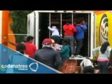 Normalistas de Oaxaca roban mercancías de camiones repartidores