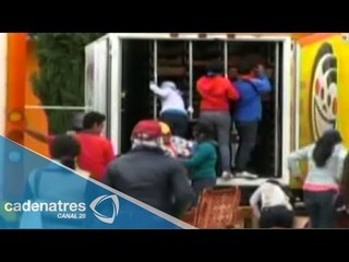 Normalistas de Oaxaca roban mercancías de camiones repartidores