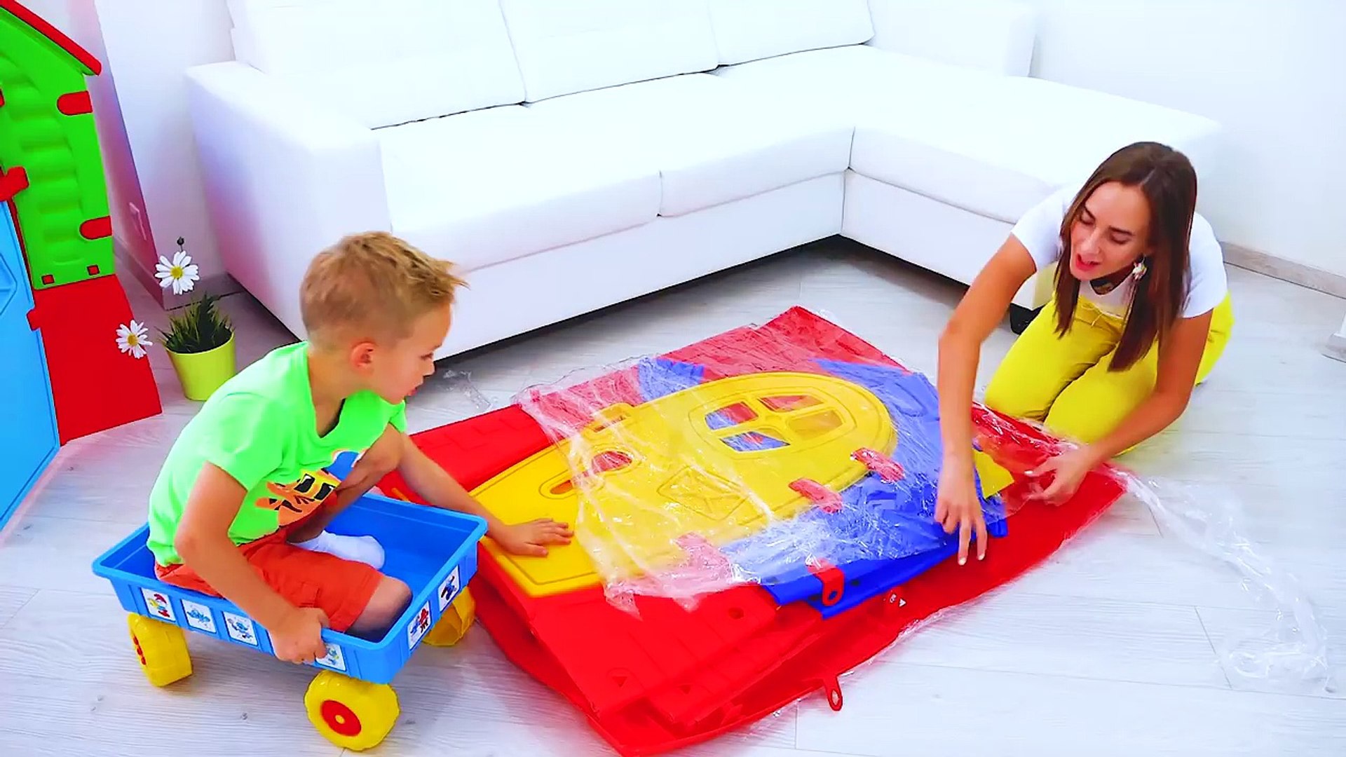 Vlad and Nikita build Playhouses for children - video Dailymotion