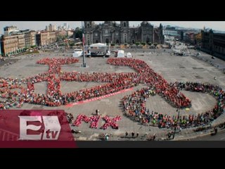 Forman bicicleta monumental humana en el Zócalo / Ricardo Salas