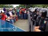 Normalistas se enfrentan con policías en la Zona Diamante de Acapulco (VIDEO)