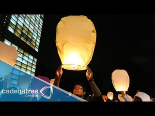 Lanzan globos de cantoya por Ayotzinapa en la Estela de Luz