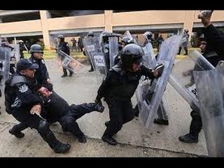 FUERTES IMÁGENES!!! Manifestantes golpean a policía de Guerrero